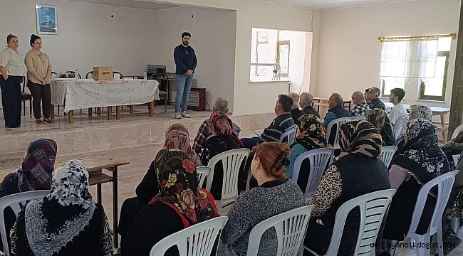 Köy Köy Gezerek Vatandaşlara Sağlık Aşılıyorlar