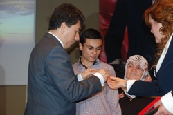 BABASININ MADALYASINI TÖRENLE ALDI