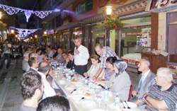 Cadde\ de 800 kişilik dev iftar