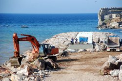 3 BİN YILLIK KALE SURLARI AZGIN DALGALARDAN MENDİREKLE KORUNACAK 