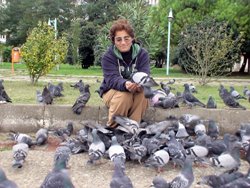 GÜVERCİNLERE YEM SATARAK GEÇİMİNİ SÜRDÜRÜYOR