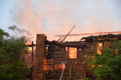 İKİ KATLI AHŞAP EV KÜL OLDU 