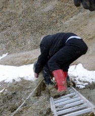 ÇAMURA SAPLANAN İKİ ÇOCUK OPERASYONLA KURTARILDI