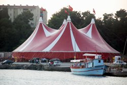 SİRK ÇALIŞANI DİREKTEN DÜŞEREK ÖLDÜ 