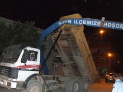 Damperli kamyon taka çarptı