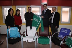 BELEDİYEDEN ÖÐRENCİLERE SPOR YARDIMI