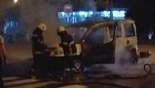 Ayancık'ta alevlere teslim olan otomobil tamamen yandı 