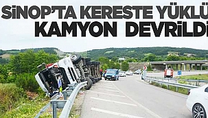 Sinop'ta kereste yüklü kamyon devrildi: 1 yaralı