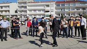 Vali Karaömeroğlu çocuklarla ip atladı, halat çekti