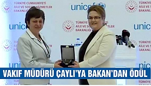 Vakıf Müdürü Çaylı'ya ödülünü Bakan Yanık verdi