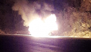 Ayancık'ta seyir halindeki otomobil alev aldı