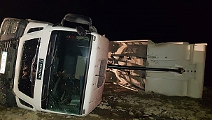 Ayancık'ta kamyon devrildi