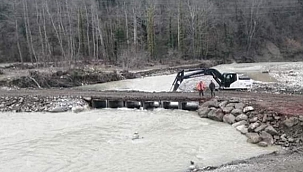 Ayancık'ta yıkılan geçici köprü, onarılarak araç trafiğine açıldı