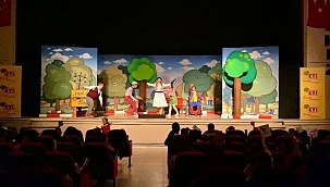 Minik öğrenciler ilk kez tiyatro izlemenin heyecanını yaşadı