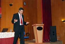 ALİŞAN KAPAKLIKAYA HEM GÜLDÜRDÜ HEM DÜŞÜNDÜRDÜ 