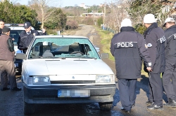 Otomobiliyle Yayalara Çarptı