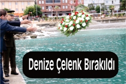 Denize Çelenk Bırakıldı