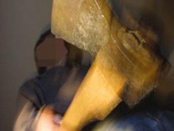 ALKOLLÜ ŞAHIS BALTAYLA PARTİLİLERE SALDIRDI 