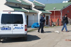 KÖPEÐİ POMPALI TÜFEKLE ÖLDÜRDÜ 