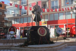 Atatürk Anıtına Çelenk Bırakıldı