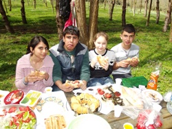 TİYATRO AİLESİ PİKNİKTE