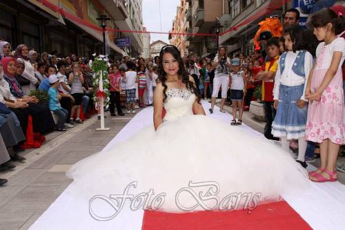 Ayancık\ ta Defile Şöleni