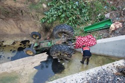 TRAKTÖR MENFEZE UÇTU: 1 ÖLÜ