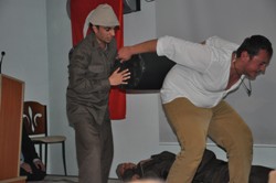 ÜNİVERSİTE ÖÐRENCİLERİ AÐLATTI