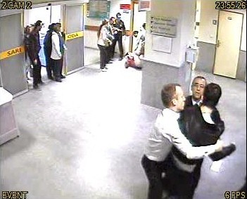 HASTANE POLİSİNE TEKME TOKAT SALDIRI