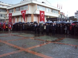 Yağışlı törende iki farklı protokol