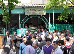 KAZADA ÖLEN İMAM VE AİLESİ TOPRAÐA VERİLDİ 