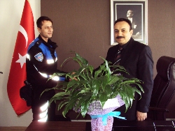 Emniyet’ten Eğitime Çiçekli Jest!