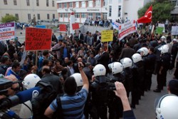 ÖFKELİ KÖYLÜLER VALİLİÐE GİRMEK İSTEDİ 