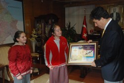 DÜNYA BİRİNCİSİNDEN VALİ CENGİZ E ZİYARET