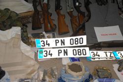 ÇÖKERTİLEN ÇETENİN SİLAHLARI BASINA GÖSTERİLDİ