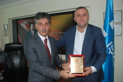 Başkan Yüksek\ den Anlamlı Plaket