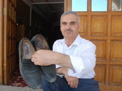 ÇALDIÐI AYAKKABIYI BEÐENMEYİNCE DAHA GÜZELİYLE DEÐİŞTİRDİ 