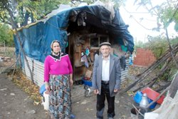 4 KİŞİLİK AİLE 10 METREKARELİK KULÜBEDE YAŞIYOR 