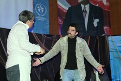 GENÇLİK MERKEZİ TİYATROSU “BİLİNÇLENDİRDİ”