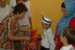 SÜNNET OLAN MİNİKLERE HEDİYE