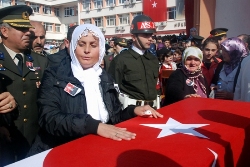 Şehidimizi binlerce kişi uğurladı