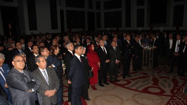 Adana'nın düşman işgalinden kurtuluşunun 93. yıldönümü nedeniyle düzenlenen resepsiyonda sanatçı Yeliz Yeşilmen'in öz çekim yaptığı görüldü.