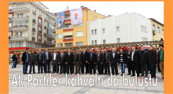 Ak Parti İlçe Teşkilatı kahvaltı da buluştu