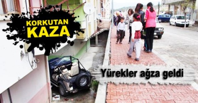 Araç apartman boşluğuna uçtu; 3 yaralı