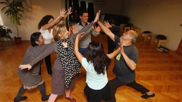 Arsu Güzel Sanatlar Akademisi' nde yetişkin katılımcılar Tugay Başar ile bedenlerini bir enstrüman olarak kullanmayı öğreniyor.