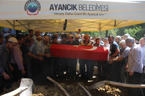Ayancık demokrasi şehidini uğurladı 