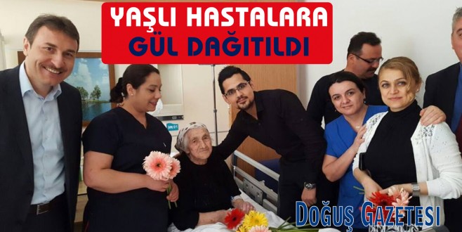 Ayancık Devlet Hastanesinde Yaşlı Hastalara Gül Dağıtıldı.