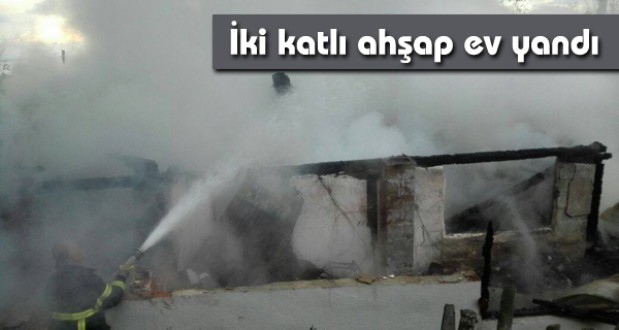 Ayancık'ta iki katlı ev yanarak kül oldu