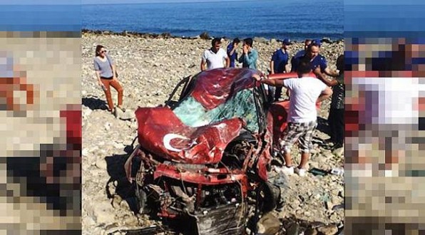 Ayancık'ta otomobil şarampole devrildi: 2 ölü, 1 yaralı