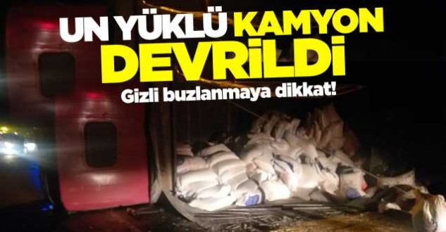 Ayancık'ta un yüklü tır devrildi